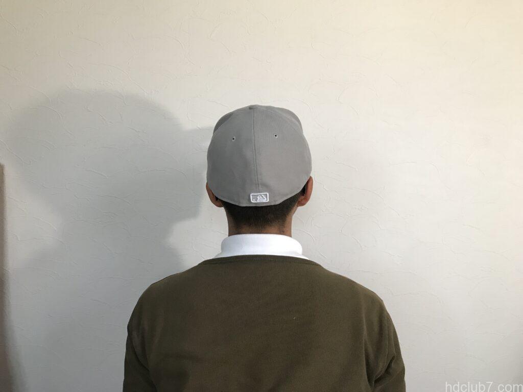 ニューエラのキャップ59fiftyを深く被っている人