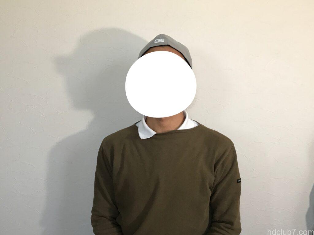 購入直後のニューエラのキャップ59fiftyを後ろ向きに被っている人