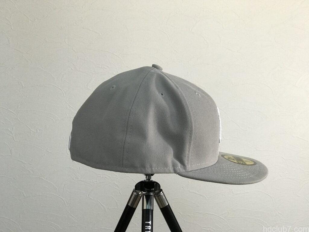 購入直後のニューエラのキャップ59fiftyの横