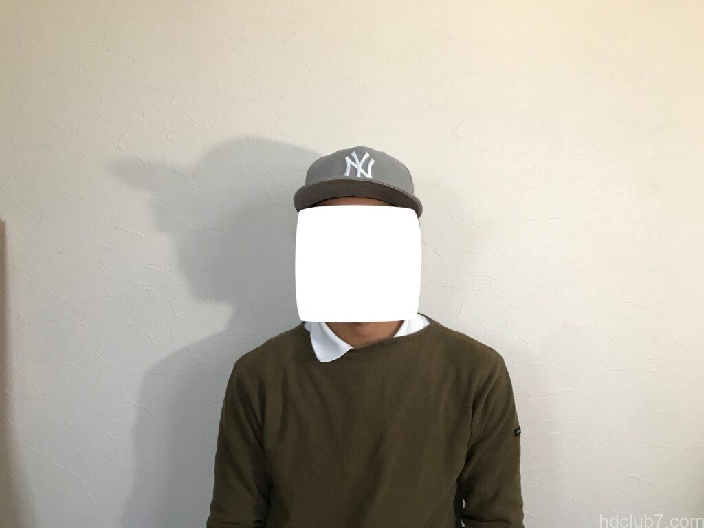 ニューエラのキャップ59fiftyを深く被っている人