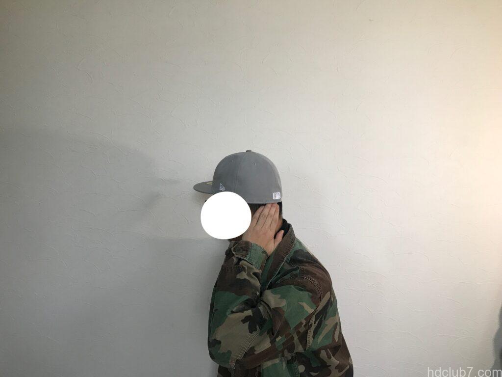 ニューエラのキャップ&ハットライナーを取り付けたキャップ59fiftyを被ってサイズ確認をしてる人