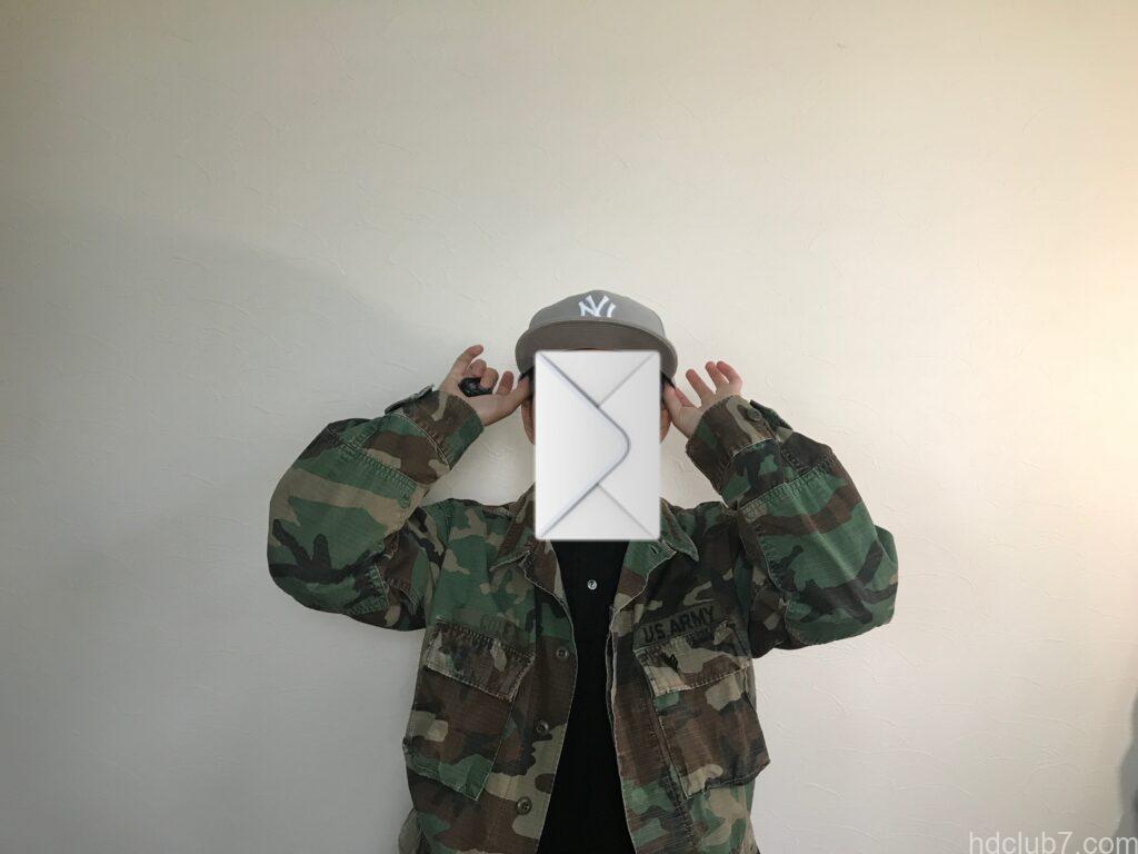 ニューエラのキャップ&ハットライナーを取り付けたキャップ59fiftyを被ってサイズ確認をしてる人