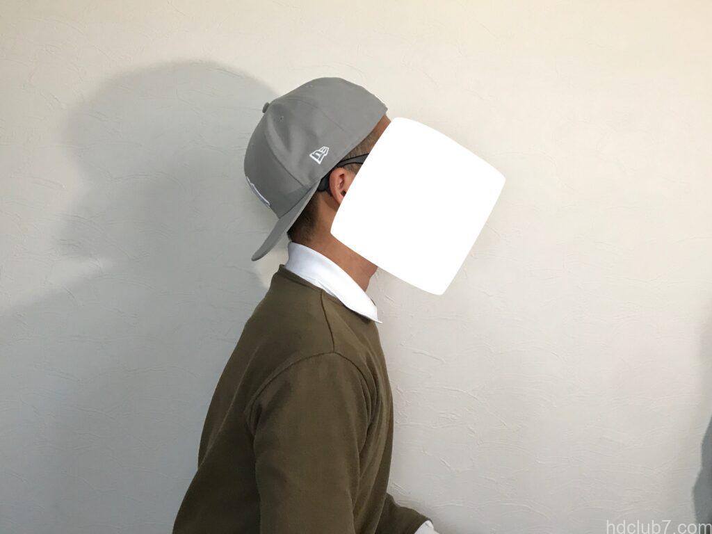 ニューエラのキャップ59fiftyを後ろ向きに被っている人