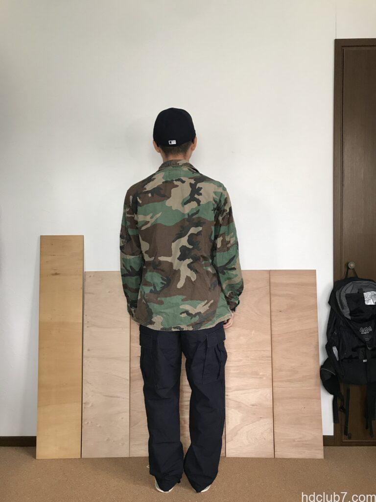 プロッパーのBDUカーゴパンツのネイビーと迷彩の実物BDUジャケットを着た人