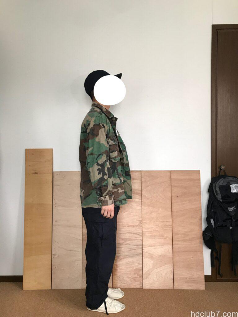 プロッパーのBDUカーゴパンツのネイビーと迷彩の実物BDUジャケットを着た人