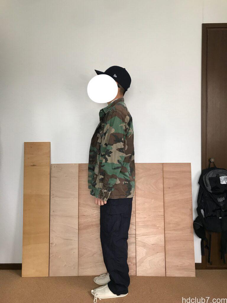 プロッパーのBDUカーゴパンツのネイビーと迷彩の実物BDUジャケットを着た人