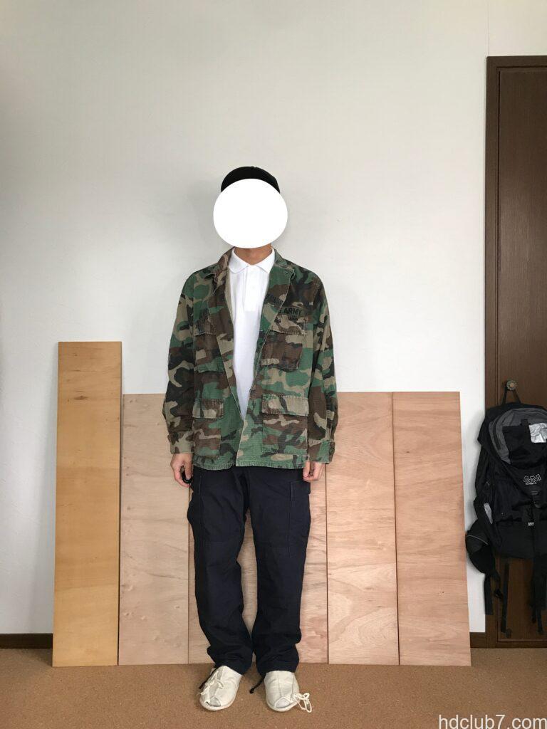 プロッパーのBDUカーゴパンツのネイビーと迷彩の実物BDUジャケットを着た人