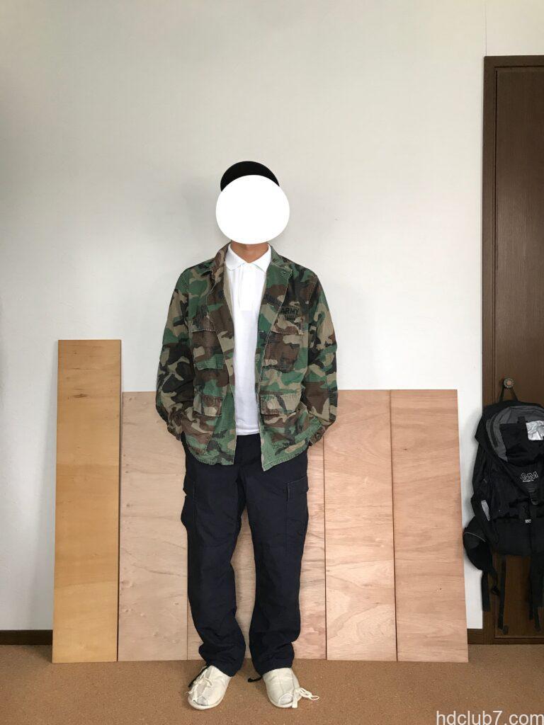 プロッパーのBDUカーゴパンツのネイビーと迷彩の実物BDUジャケットを着た人