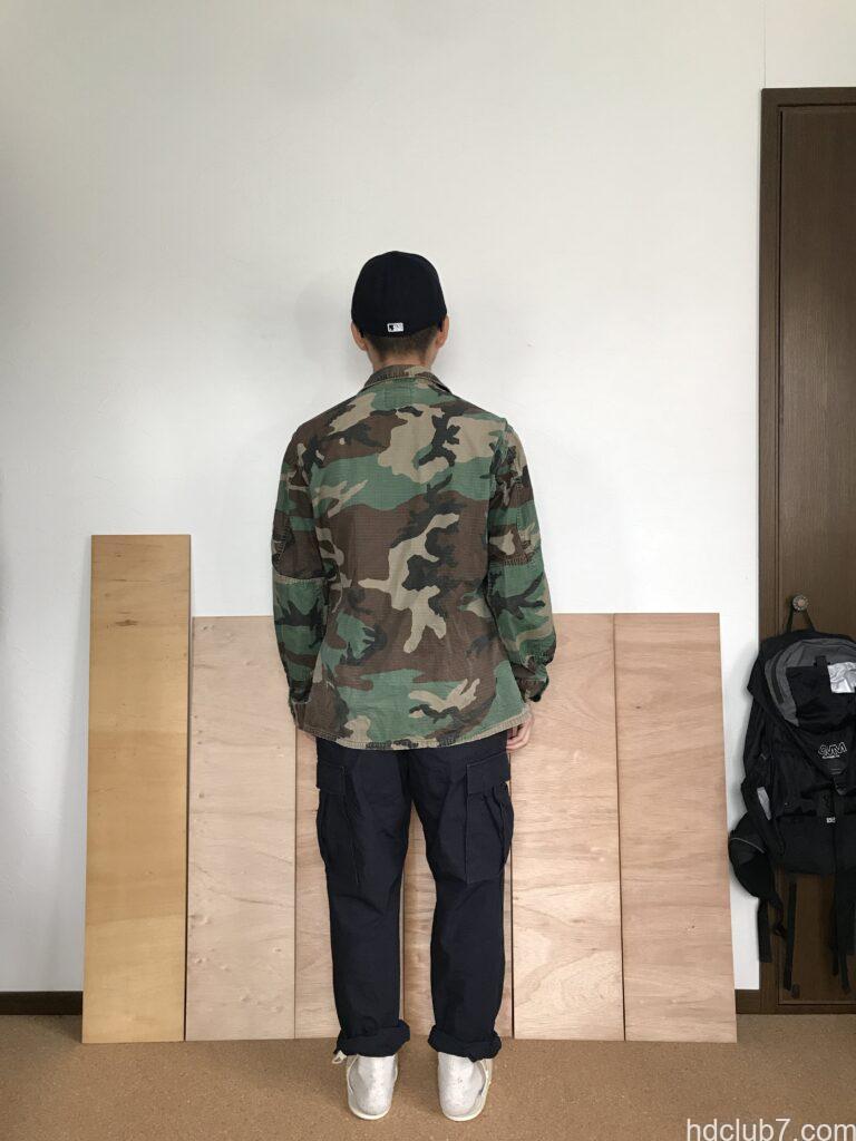 プロッパーのBDUカーゴパンツのネイビーと迷彩の実物BDUジャケットを着た人