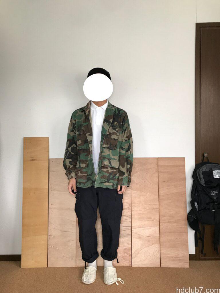 プロッパーのBDUカーゴパンツのネイビーと迷彩の実物BDUジャケットを着た人