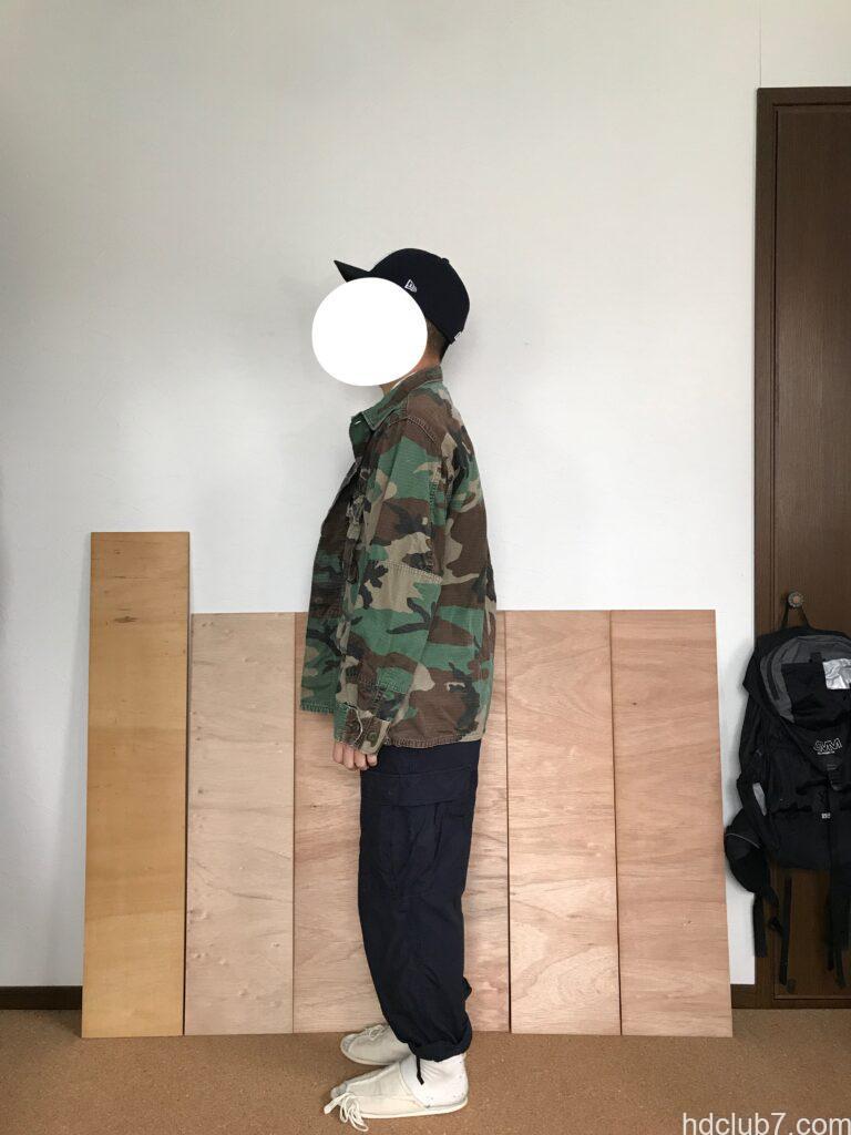 プロッパーのBDUカーゴパンツのネイビーと迷彩の実物BDUジャケットを着た人