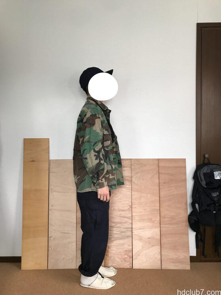 プロッパーのBDUカーゴパンツのネイビーと迷彩の実物BDUジャケットを着た人