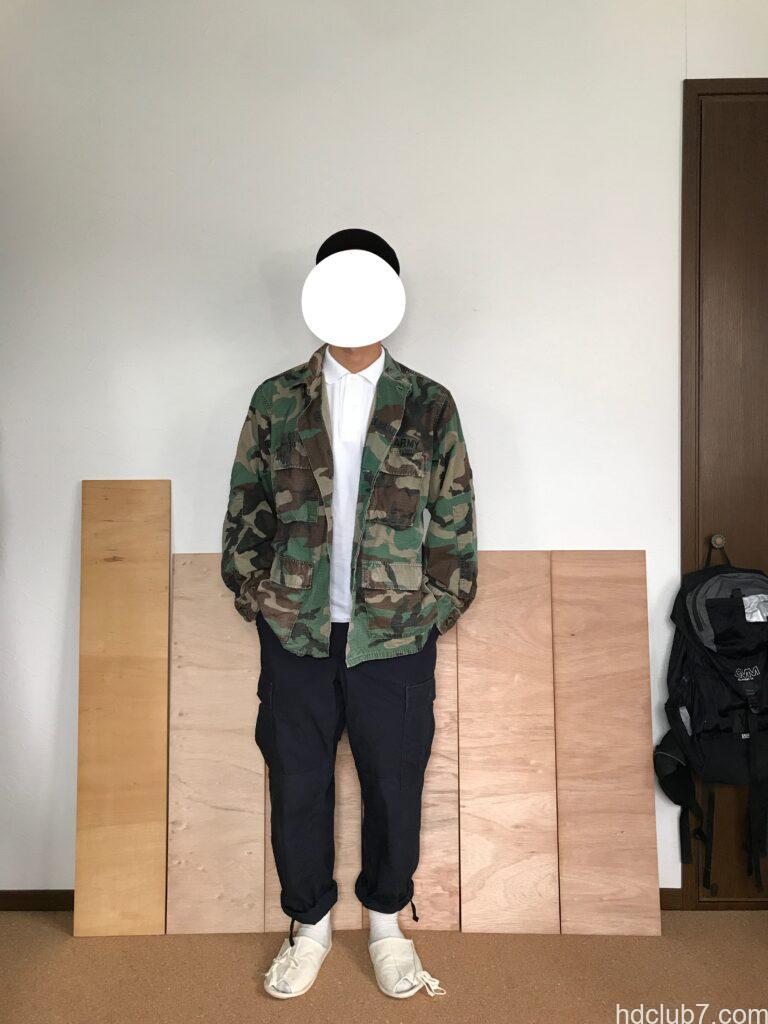 プロッパーのBDUカーゴパンツのネイビーと迷彩の実物BDUジャケットを着た人