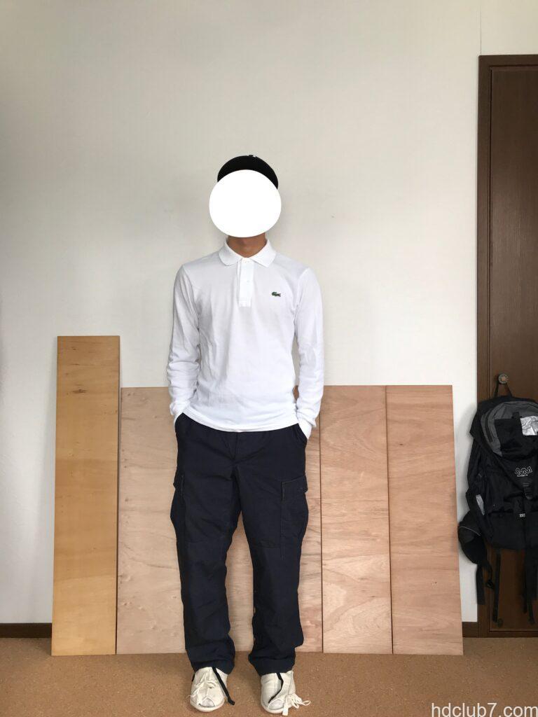 プロッパーのBDUカーゴパンツのネイビーを穿いてポケットに手を突っ込んでいる人