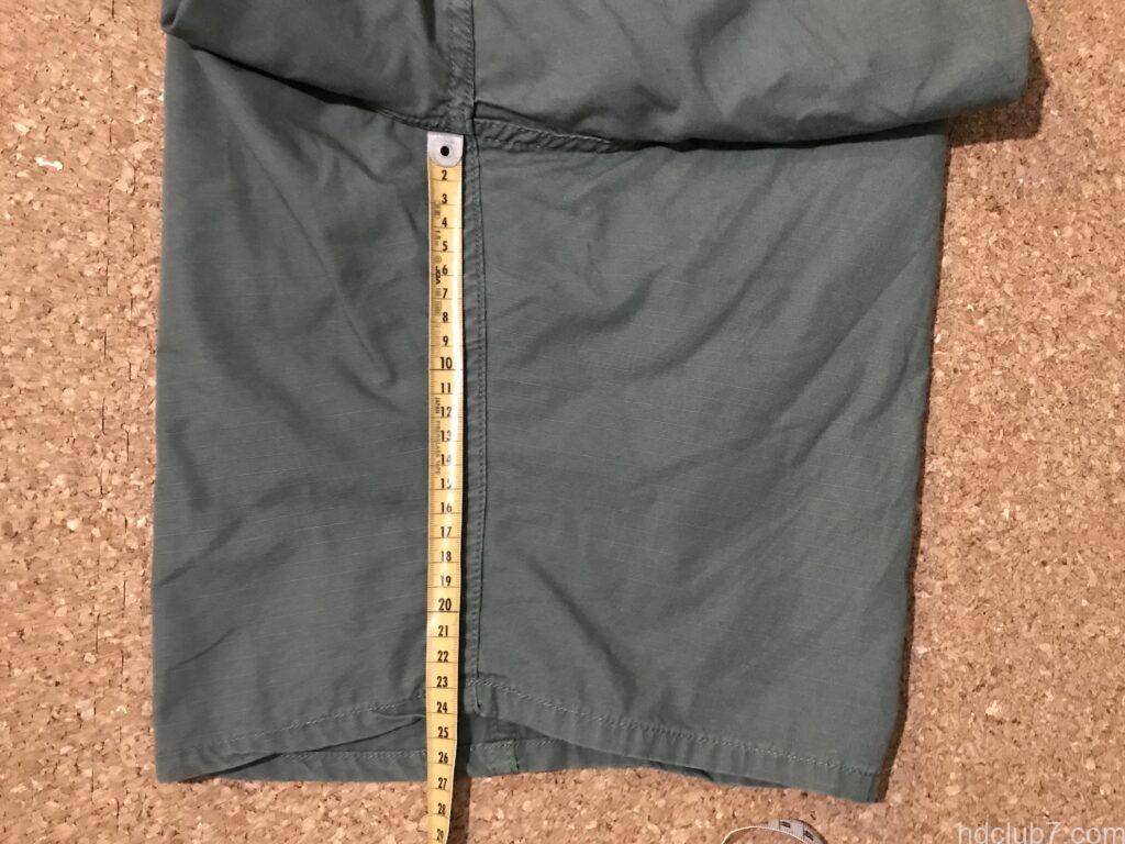 プロッパーのBDUカーゴショーツの股下を測定している