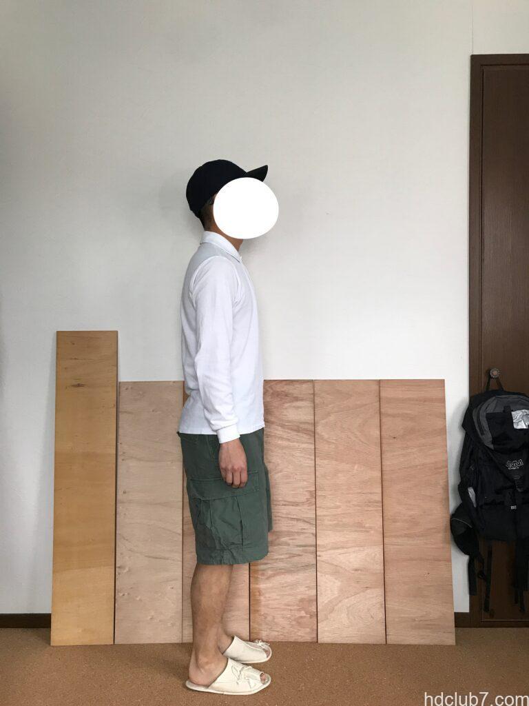 プロッパーのBDUカーゴショーツとラコステの長袖ポロシャツを着て立っている男