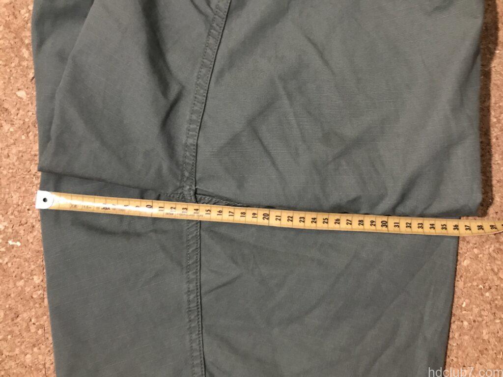 プロッパーのBDUカーゴショーツのわたり幅を測定している