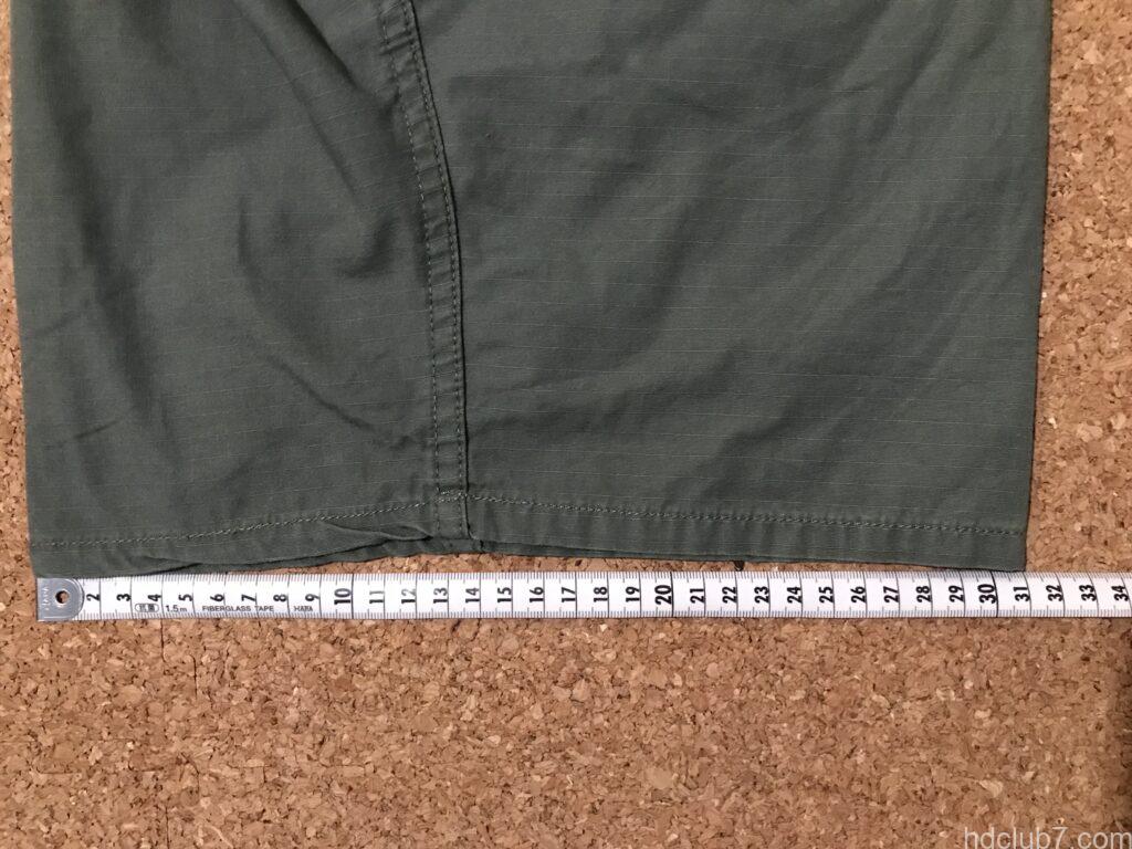 プロッパーのBDUカーゴショーツの裾幅を測定している