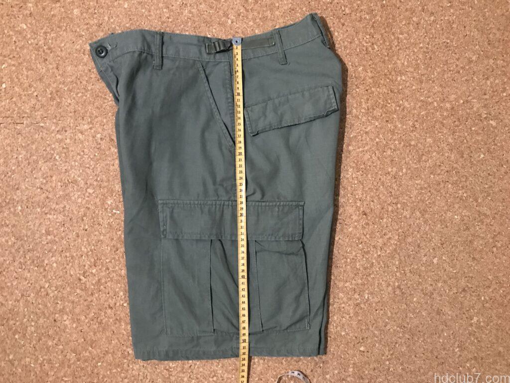 プロッパーのBDUカーゴショーツの総丈を測定している