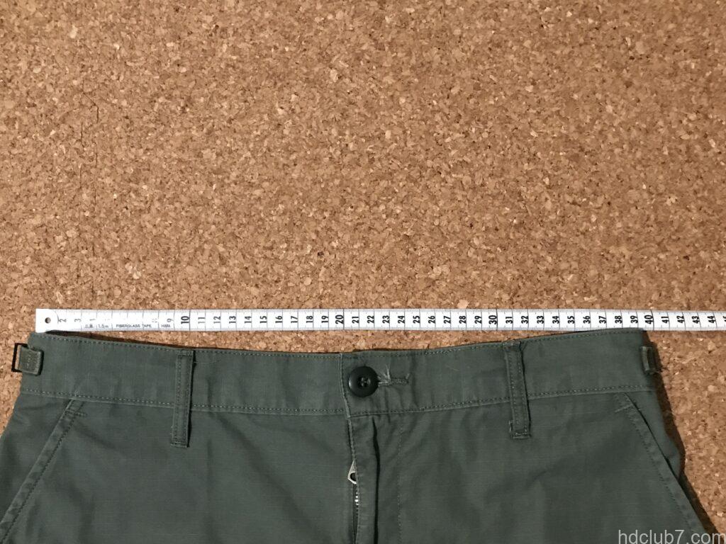 プロッパーのBDUカーゴショーツのウエストを測定している