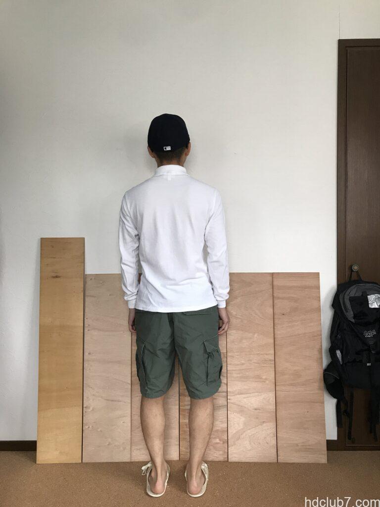 プロッパーのBDUカーゴショーツとラコステの長袖ポロシャツを着て立っている男