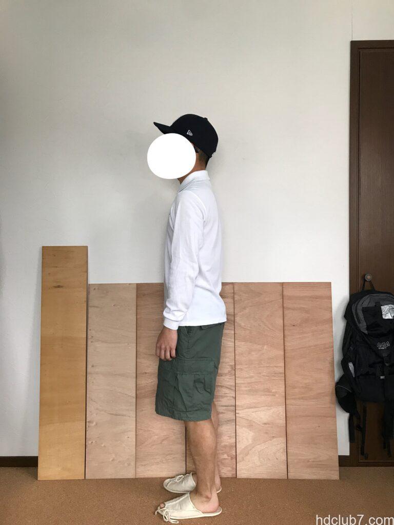 プロッパーのBDUカーゴショーツとラコステの長袖ポロシャツを着て立っている男