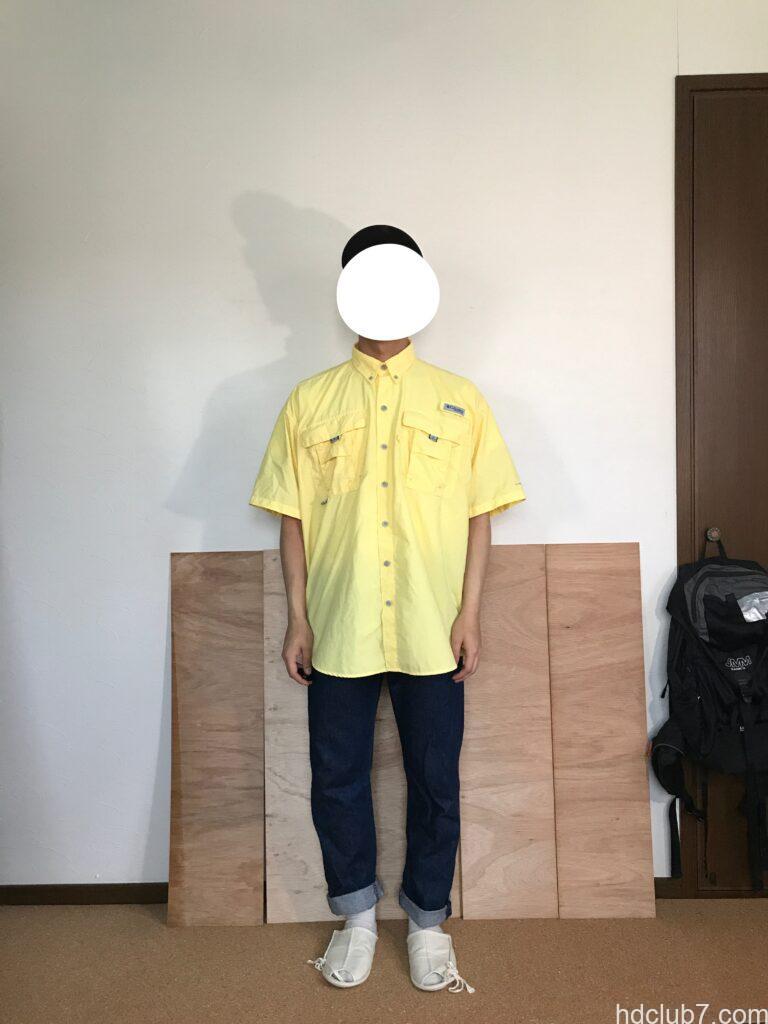 コロンビアPFGのバハマシャツ半袖とリーバイス501を着た人