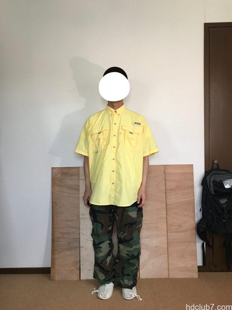 コロンビアPFGのバハマシャツ半袖とM65パンツを着た人