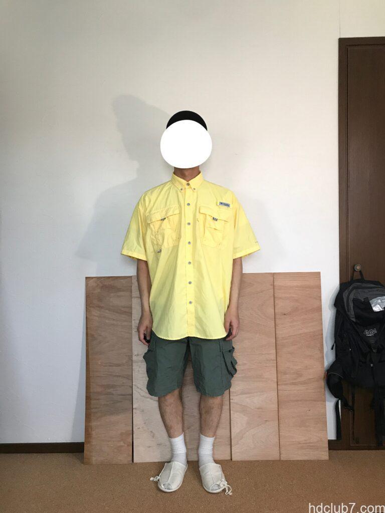 コロンビアPFGのバハマシャツ半袖とプロッパーのカーゴショーツを着た人