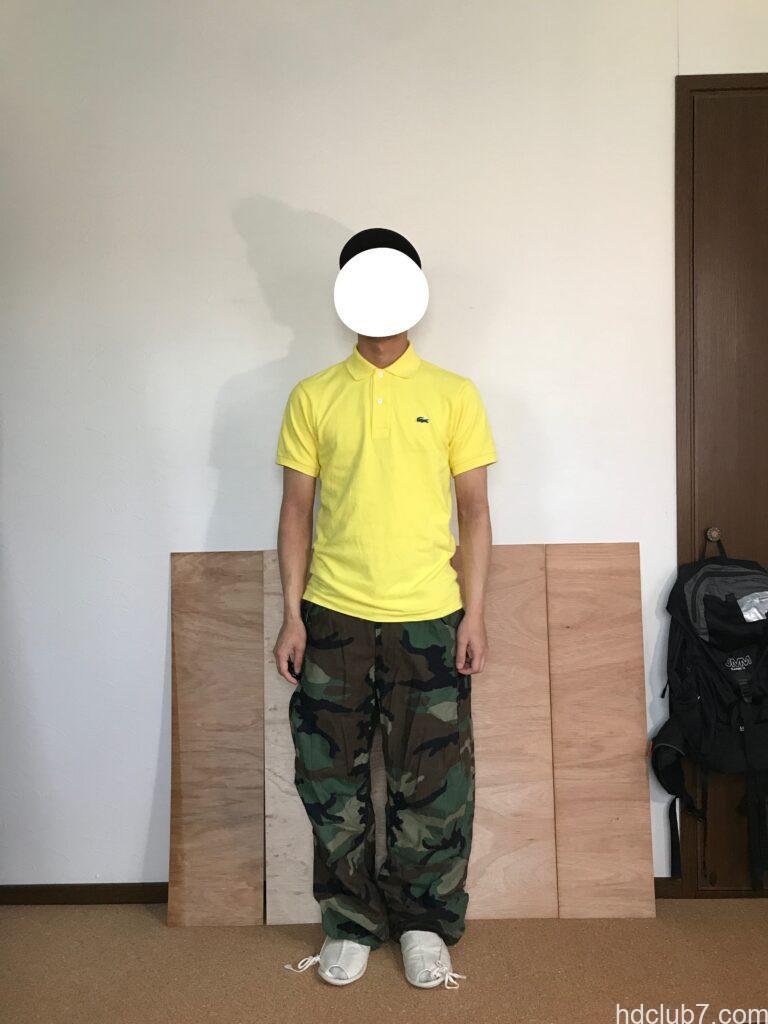 5度洗濯したラコステのポロシャツL1212のサイズ2と迷彩のM65を着た人