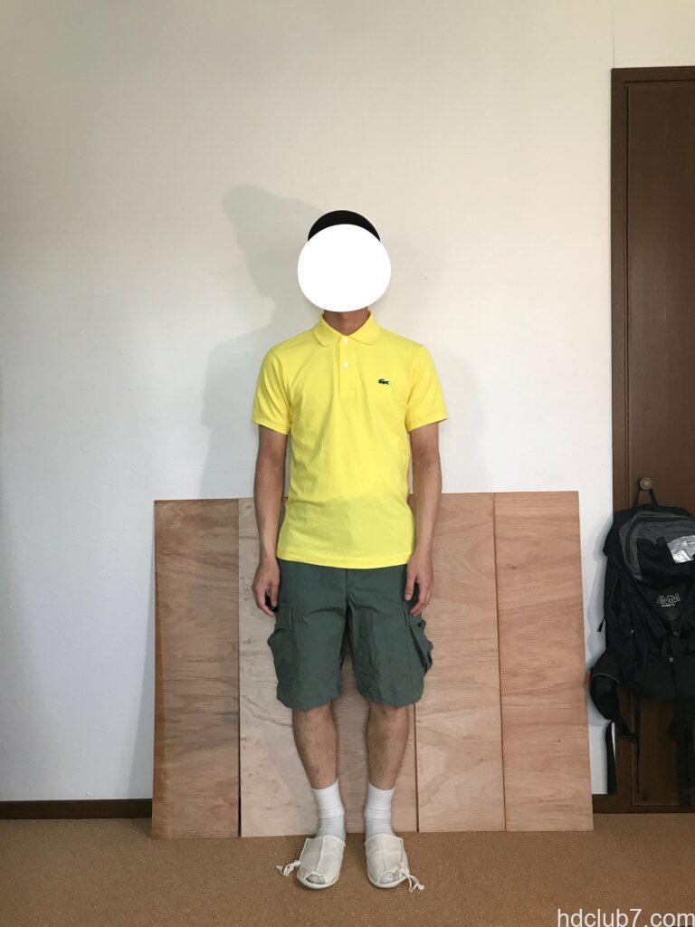 5度洗濯したラコステのポロシャツL1212のサイズ2とプロッパーのカーゴショーツを着た人