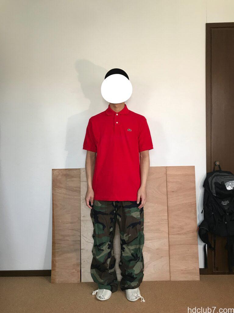 3度洗濯したラコステのポロシャツL1212のサイズ5とM65パンツを着た人