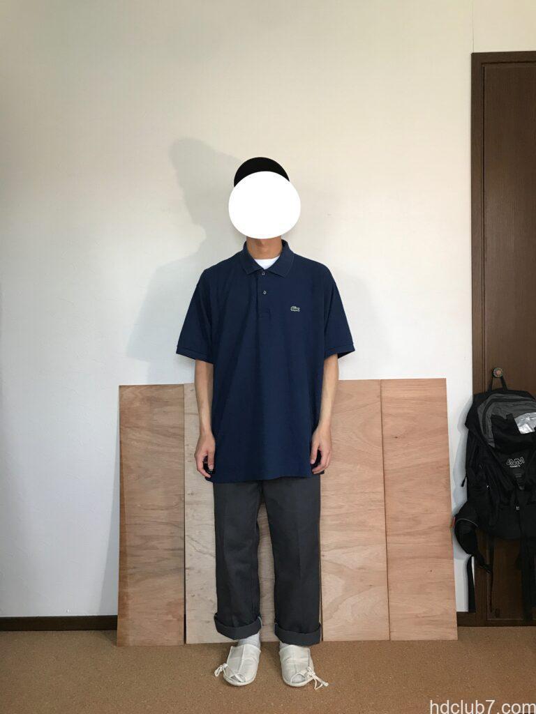 ラコステのポロシャツL1212のオーバーサイズ8とディッキーズ874を着た人