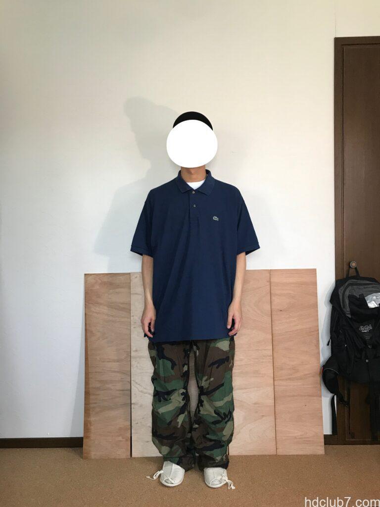 ラコステのポロシャツL1212のオーバーサイズ8とM65パンツを着た人