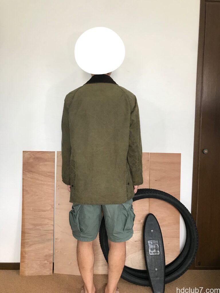 洗濯後のバブアーのビデイルとラコステのポロシャツを着た人