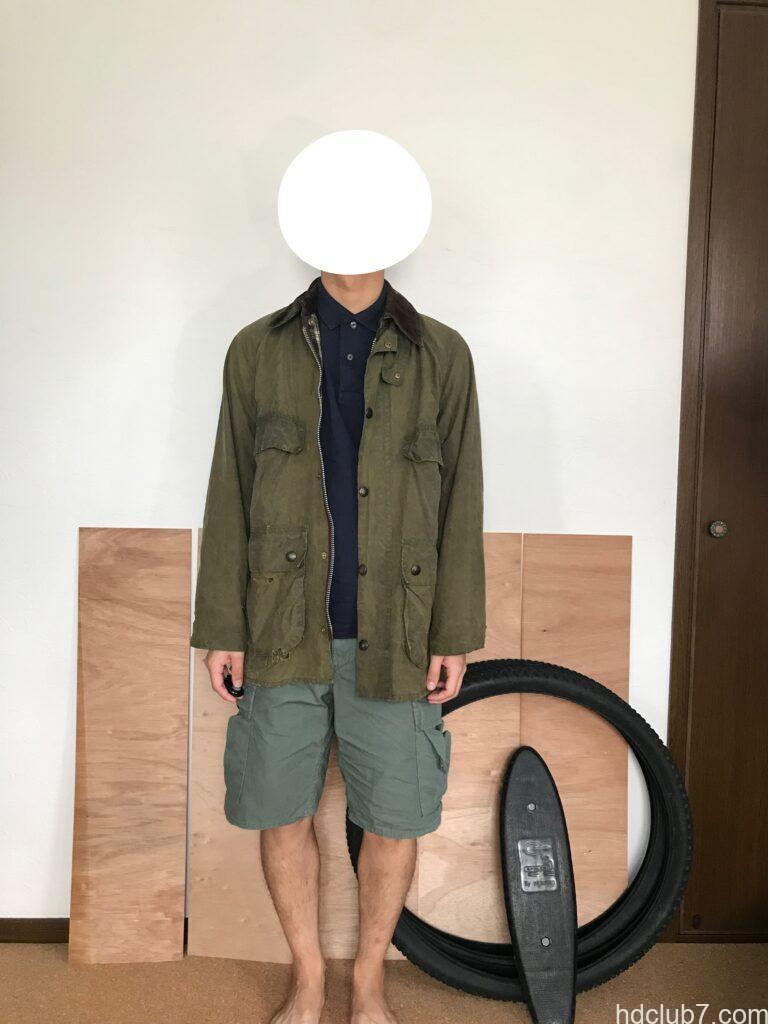 洗濯後のバブアーのビデイルとラコステのポロシャツを着た人