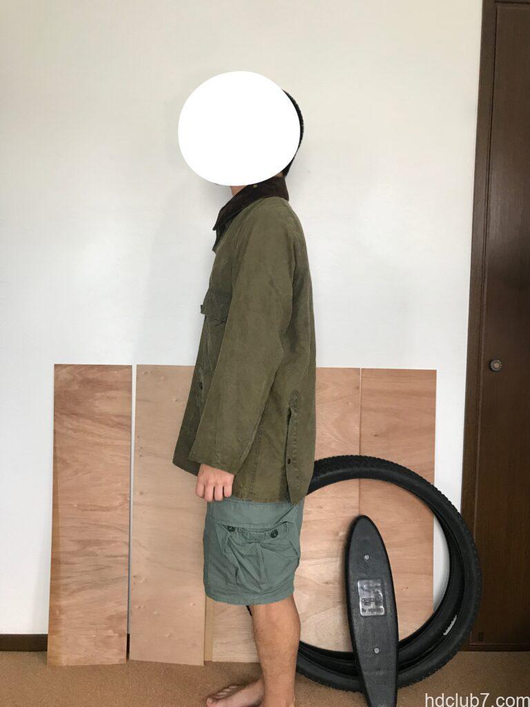 オイル抜き後のバブアーのビデイルとラコステのポロシャツを着た人