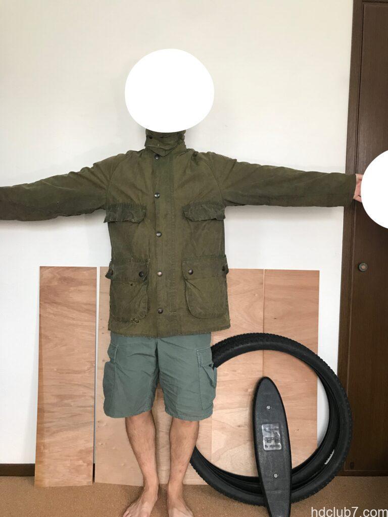 オイル抜き後のバブアーのビデイルとラコステのポロシャツを着た人