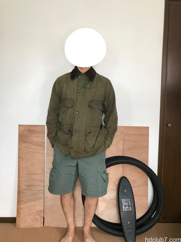 オイル抜き後のバブアーのビデイルとラコステのポロシャツを着た人