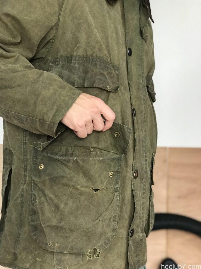 オイル抜き後のバブアーのビデイルを着た人