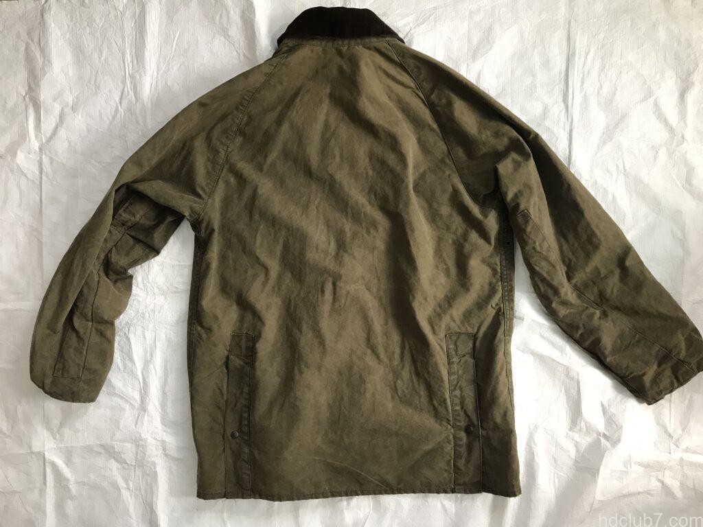 洗濯してオイル抜きされたバブアービデイルの背面