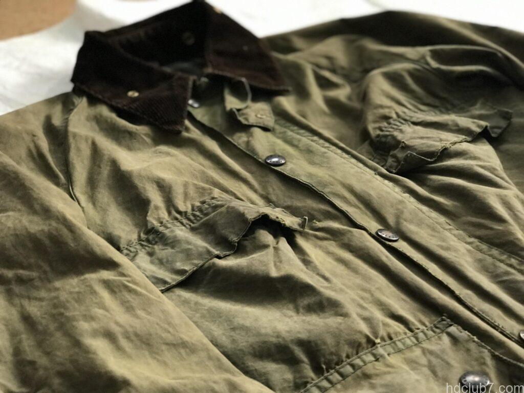 洗濯してオイル抜きされたバブアービデイルの胸元