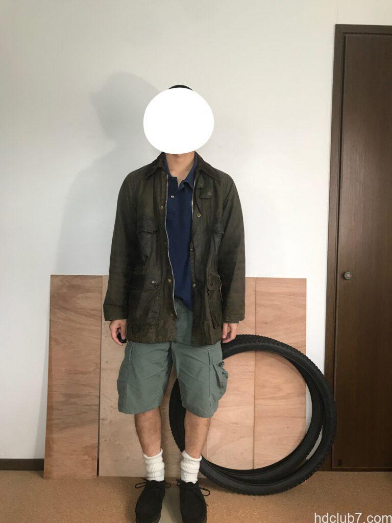 2ワラントのバブアービデイルとラコステのポロシャツとプロッパーのカーゴショーツを着た人