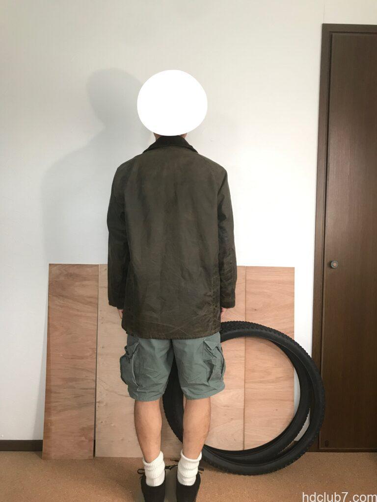 2ワラントのバブアービデイルとラコステのポロシャツとプロッパーのカーゴショーツを着た人