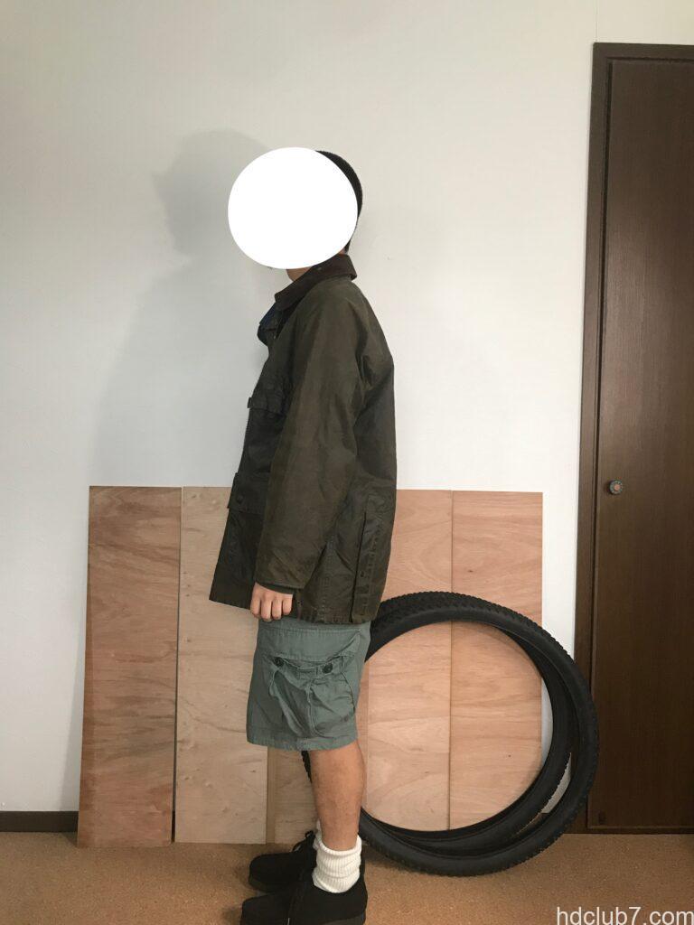 2ワラントのバブアービデイルとラコステのポロシャツとプロッパーのカーゴショーツを着た人