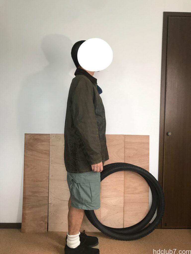 2ワラントのバブアービデイルとラコステのポロシャツとプロッパーのカーゴショーツを着た人