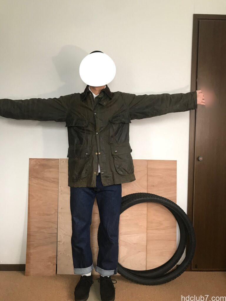 2ワラントのバブアービデイルとラコステのポロシャツとリーバイスの501を着た人