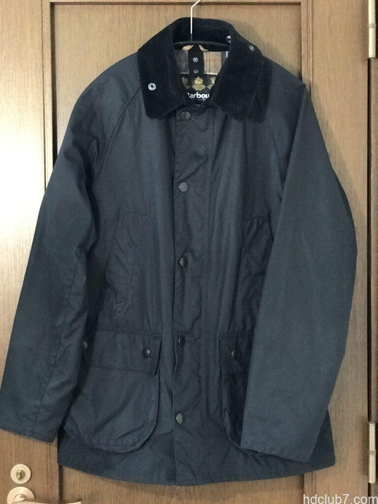 ハンガーにかけられたバブアーの現行ビデイルSL