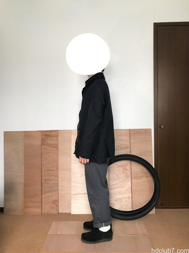 バブアーのビデイルSLとディッキーズ874とクラークスのワラビーを着た人