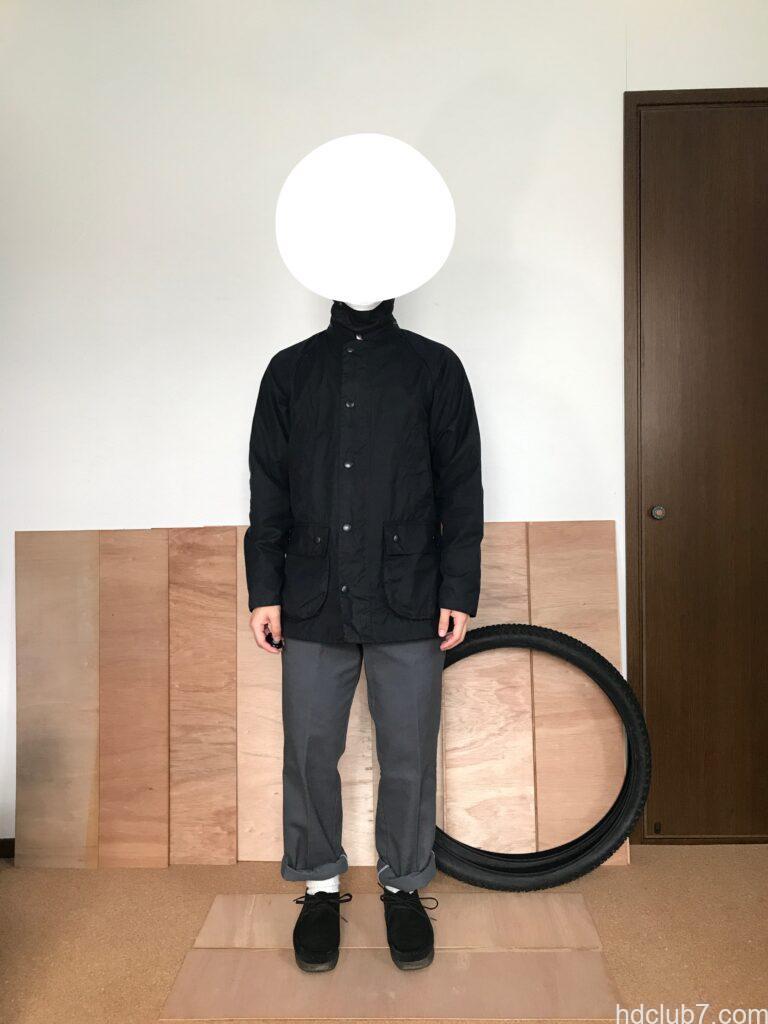 バブアーのビデイルSLとディッキーズ874とクラークスのワラビーを着た人